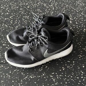 Nike woMen's Black Running Shoes